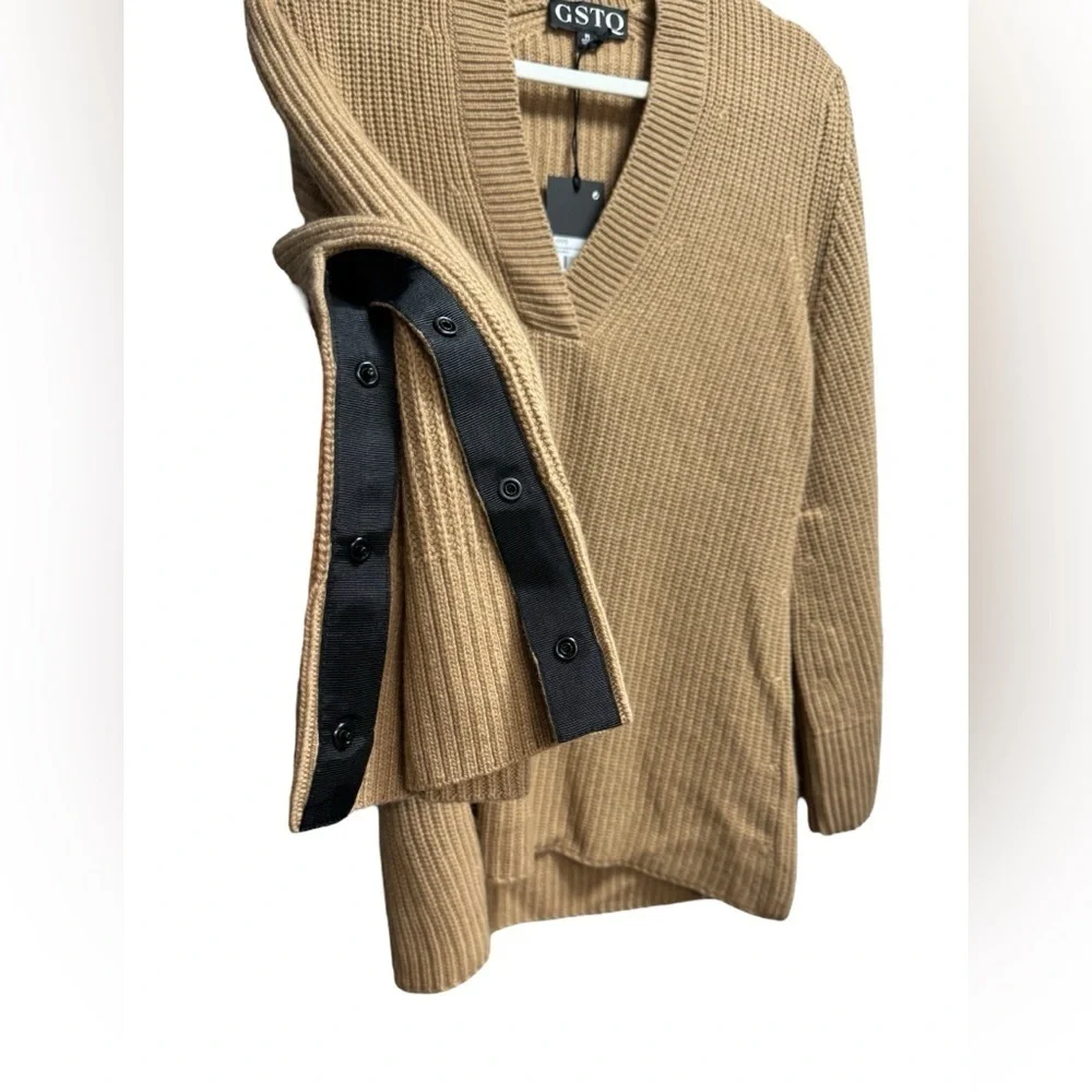 NWT GSTQ Women's Snap Sleeve V Neck Sweater